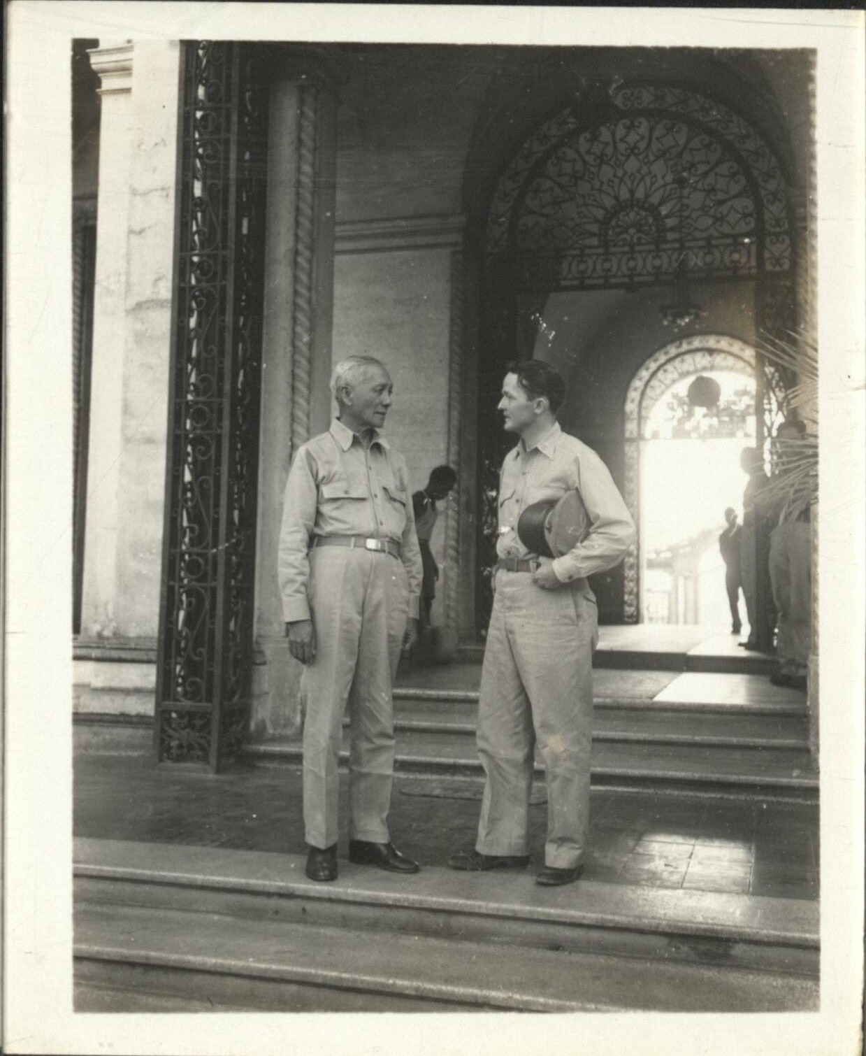 [Untitled – Philippine president Sergio Osmena talks to a U.S. officer at Kalayaan Hall, Malacanang Palace].