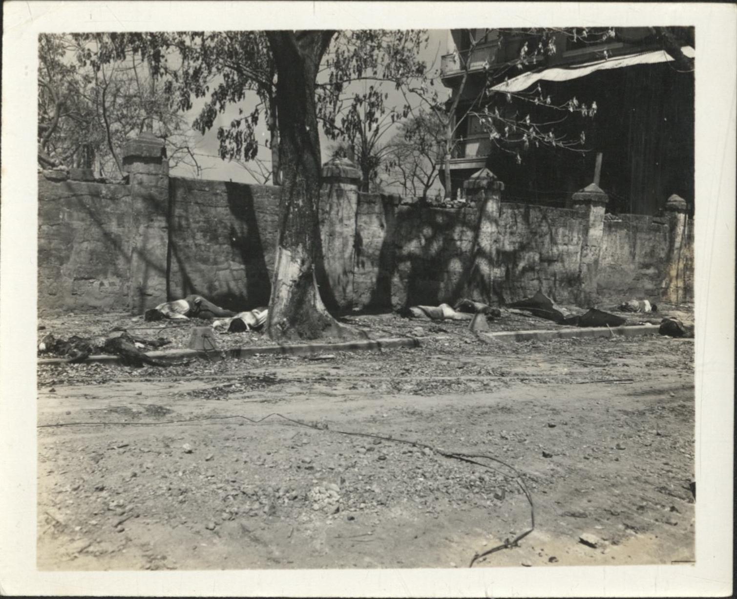 [Untitled – Destruction and dead bodies in Manila during liberation, February 1945].