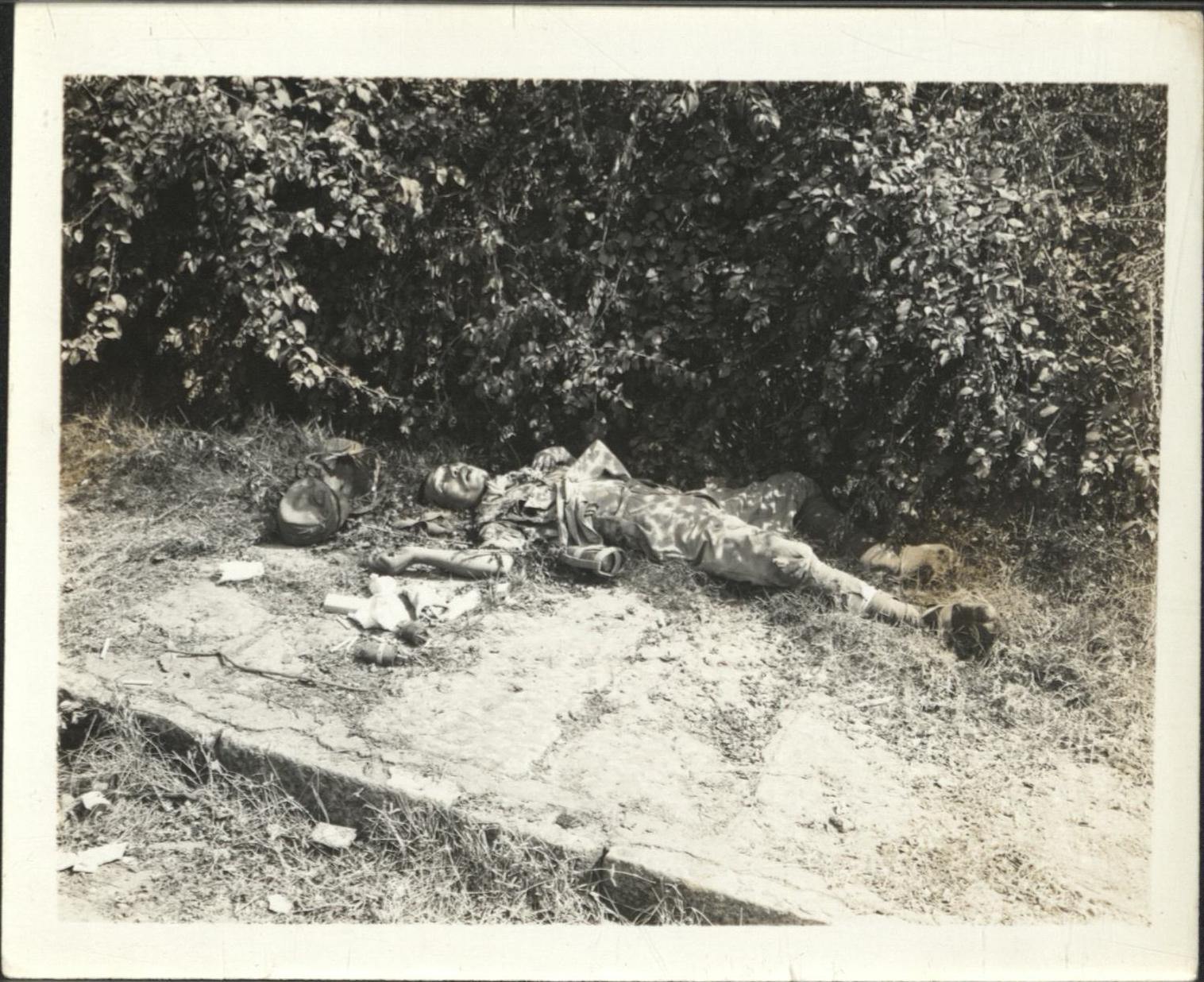 [Untitled – Destruction and dead Japanese soldier in Manila during liberation, February 1945].