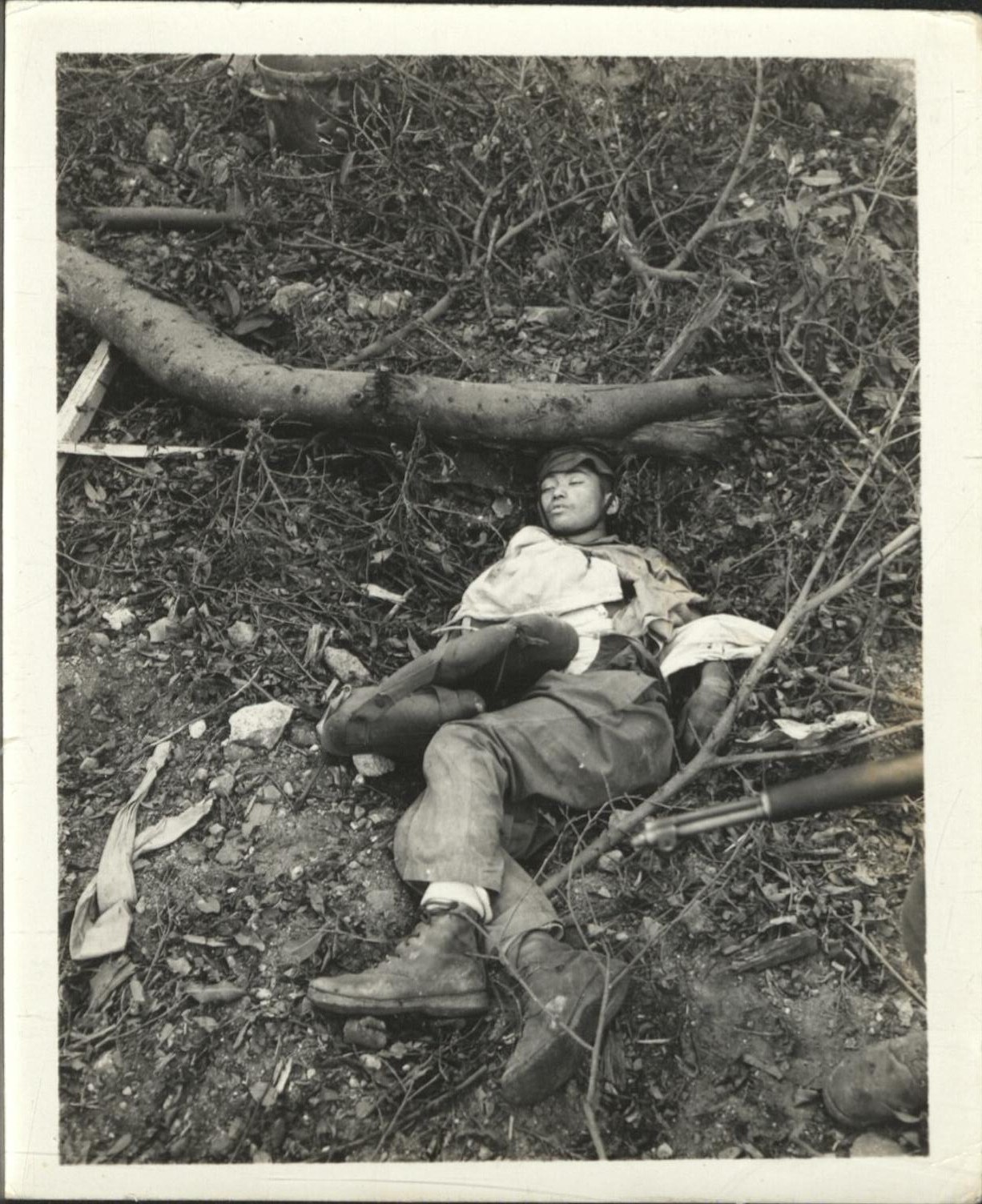 [Untitled – Destruction and dead Japanese soldier in Manila during liberation, February 1945].
