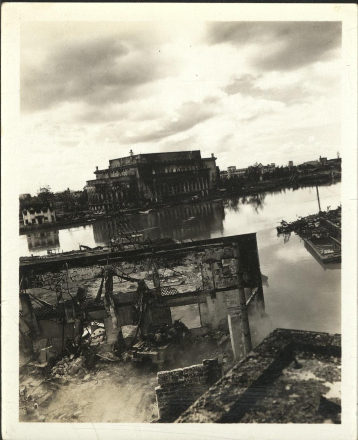 [Untitled – Urban warfare in Manila during liberation, across Pasig toward post office, February 1945].