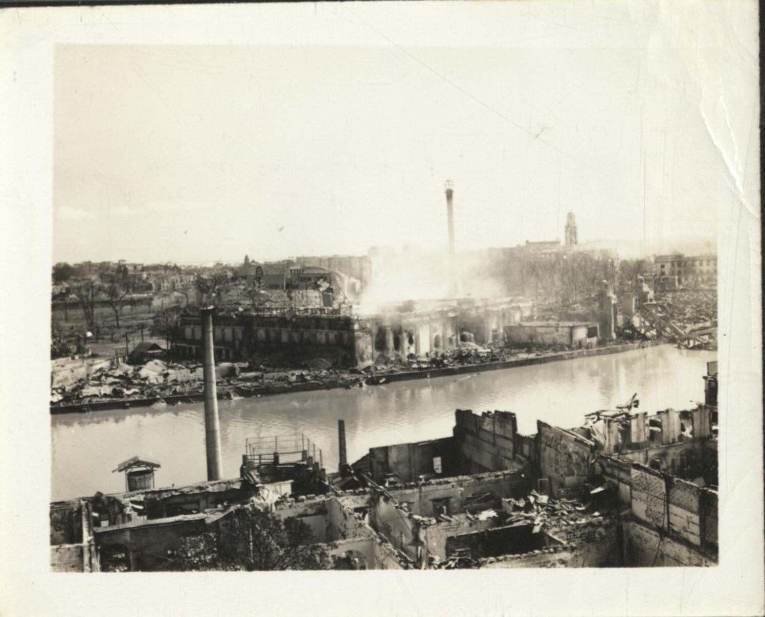 [Untitled – Urban warfare in Manila during liberation, across Pasig toward government ice plant, February 1945].