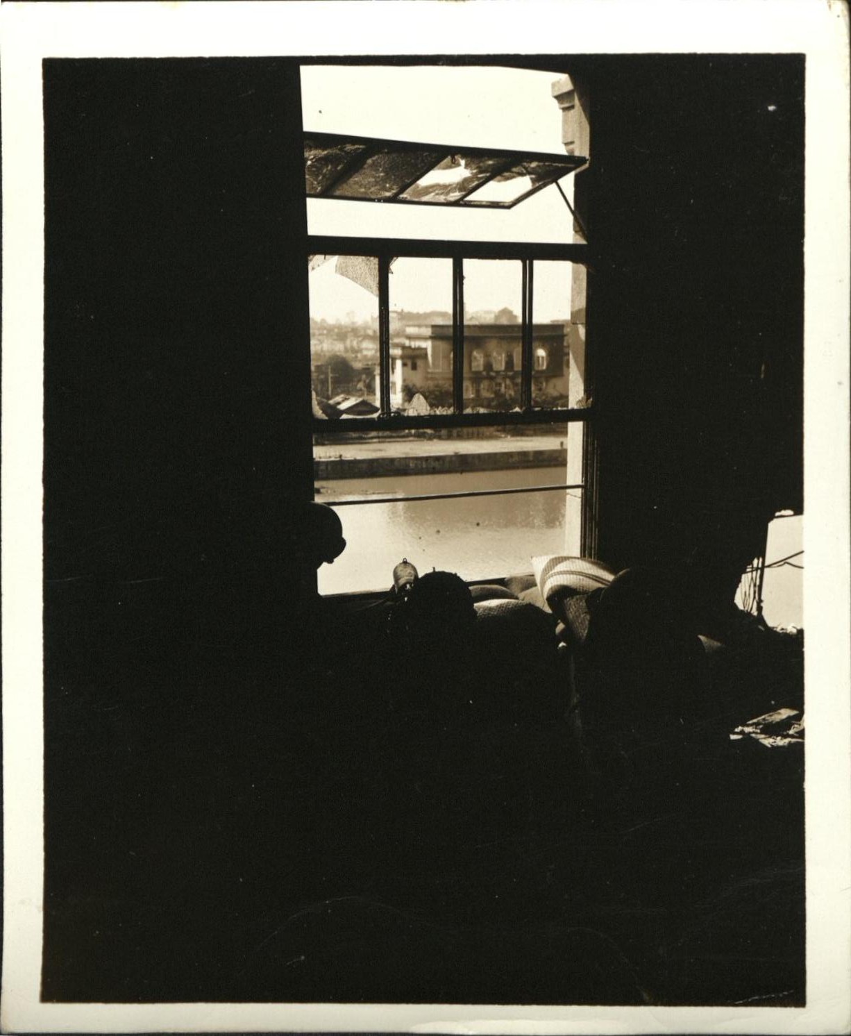 [Untitled – Urban warfare in Manila during liberation: The assualt on Intramuros, February 1945].