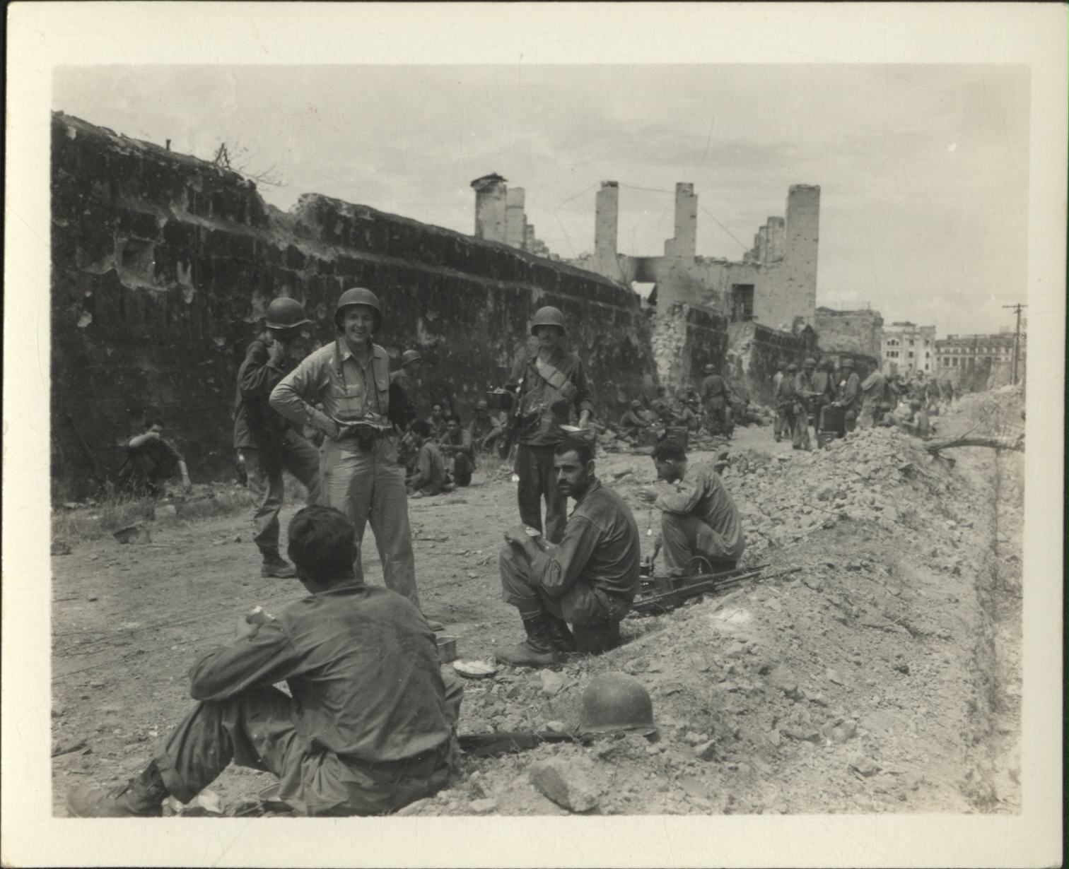[Untitled – Urban warfare in Manila during liberation: The fighting in Intramuros, February 1945].