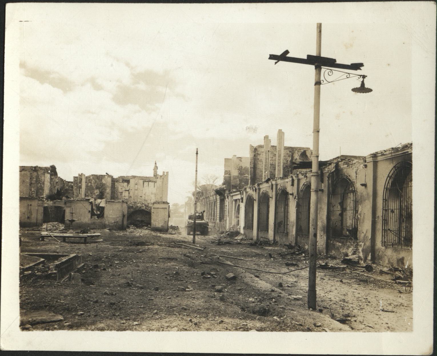[Untitled – Urban warfare in Manila during liberation: The fighting in Intramuros, February 1945].
