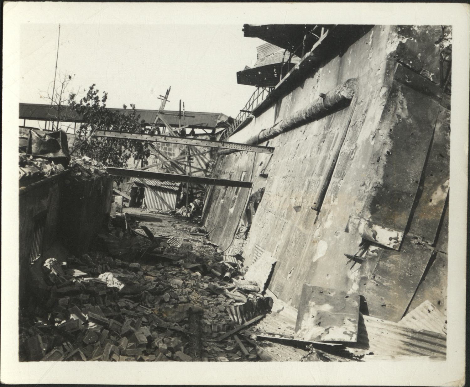 [Untitled – Urban warfare in Manila during liberation: Effects of fighting at Fort Santiago, February 1945].