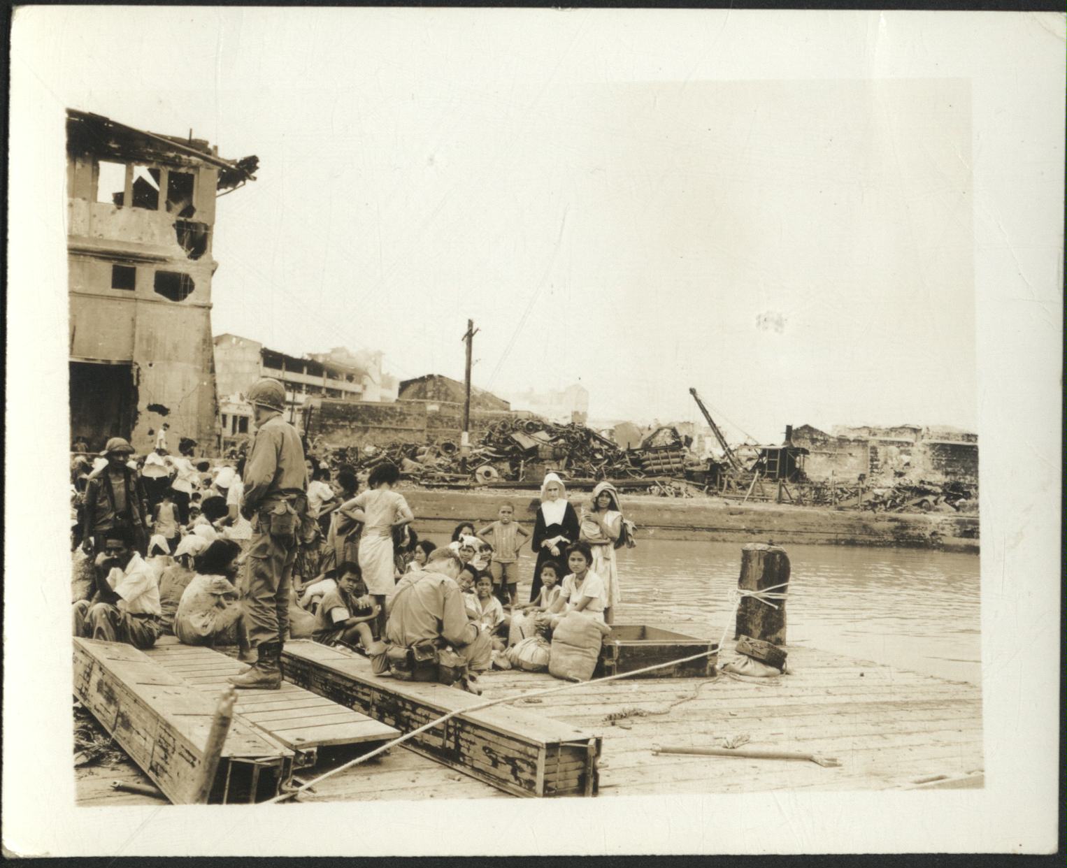 [Untitled – Manila during liberation: Civilian refugees gather at the Pasig River, February 1945].