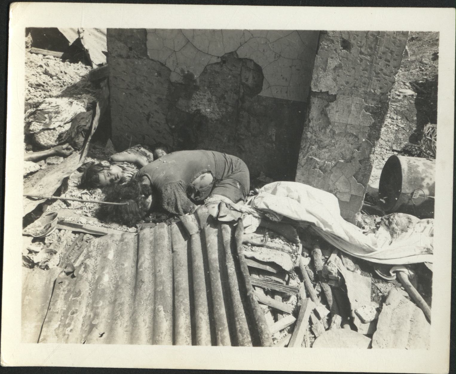[Untitled – Death and destruction in Manila during liberation: Dead mother and child, victims of Japanese atrocities, February 1945].