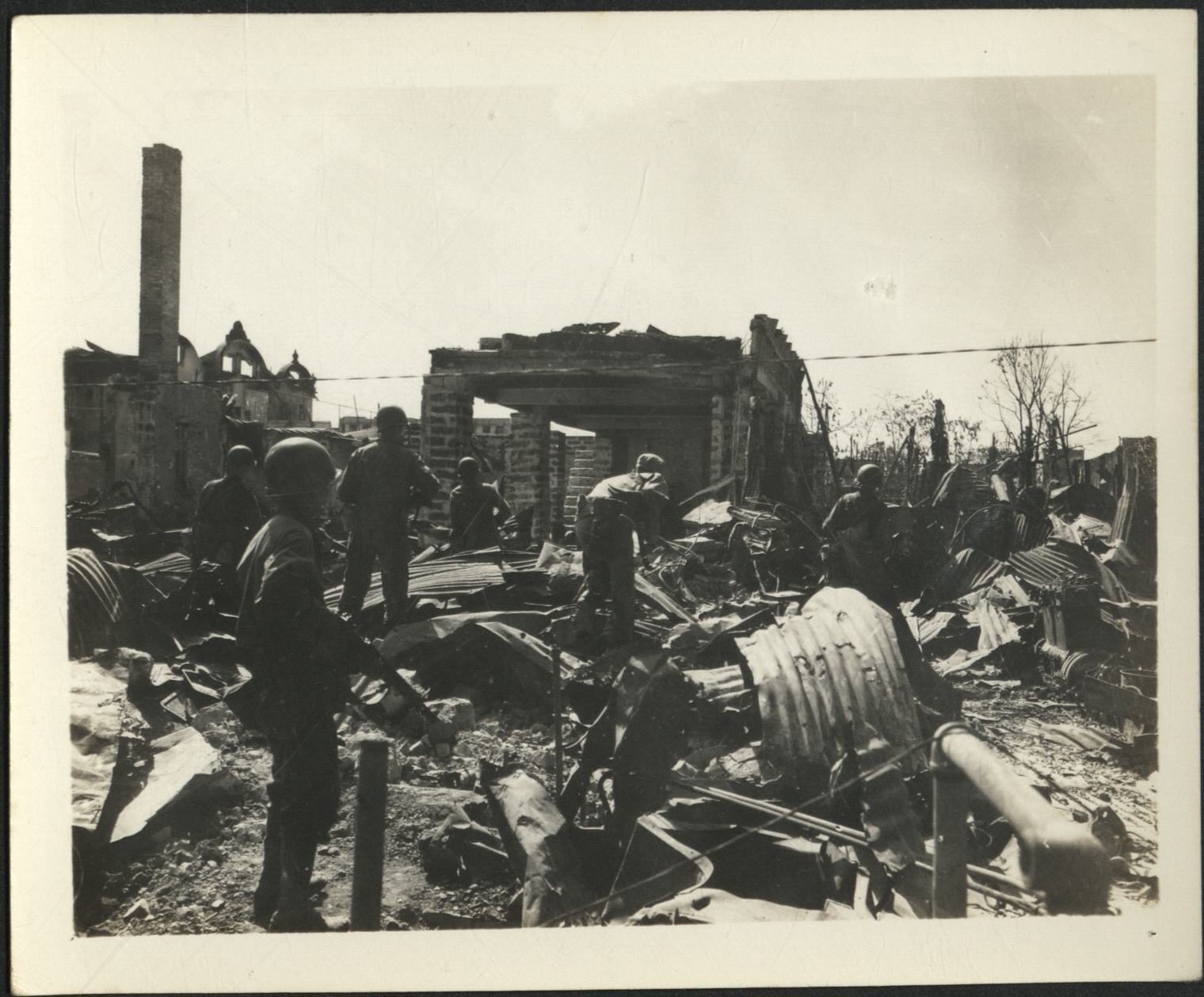 [Untitled – Destruction in Manila during liberation: U.S. soldiers advance through rubble of detroyed buildings, February 1945].
