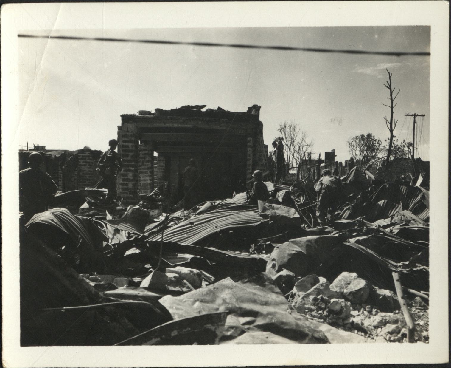 [Untitled – Destruction in Manila during liberation: U.S. soldiers advance through rubble of detroyed buildings, February 1945].