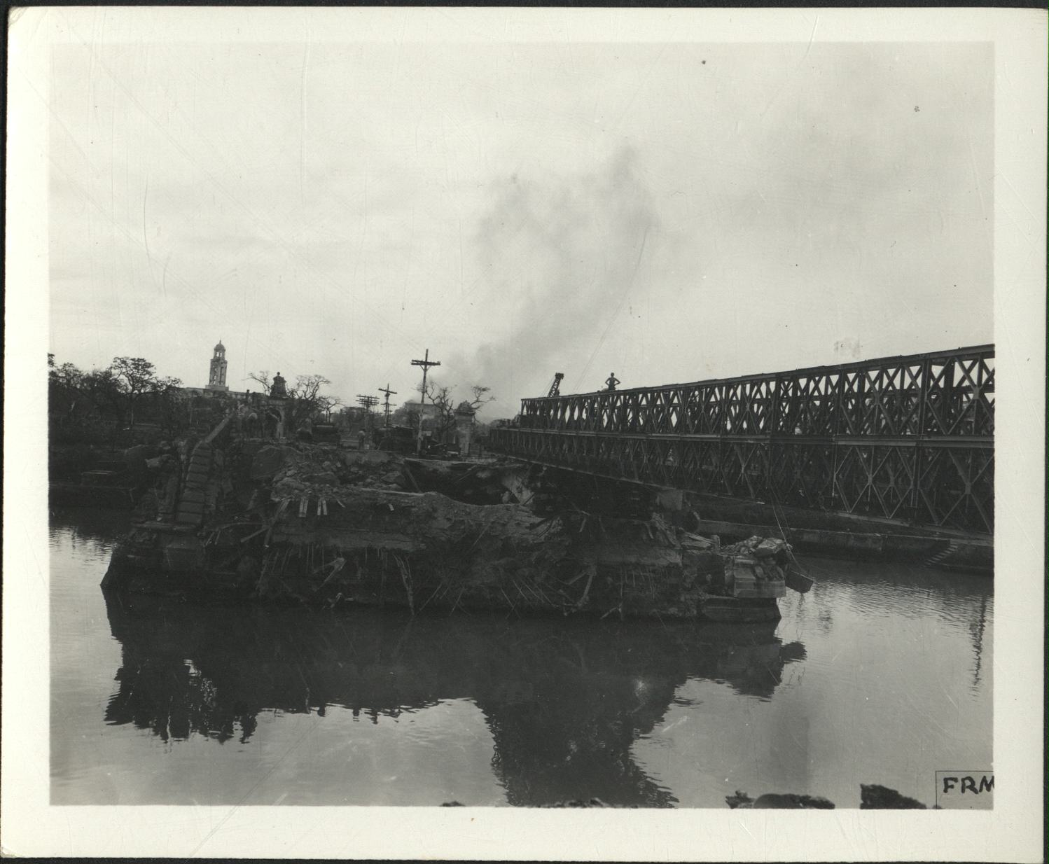 [Untitled – Destruction of Manila during liberation: Building the temporary Bailey bridge across Jones Bridge, February 1945].