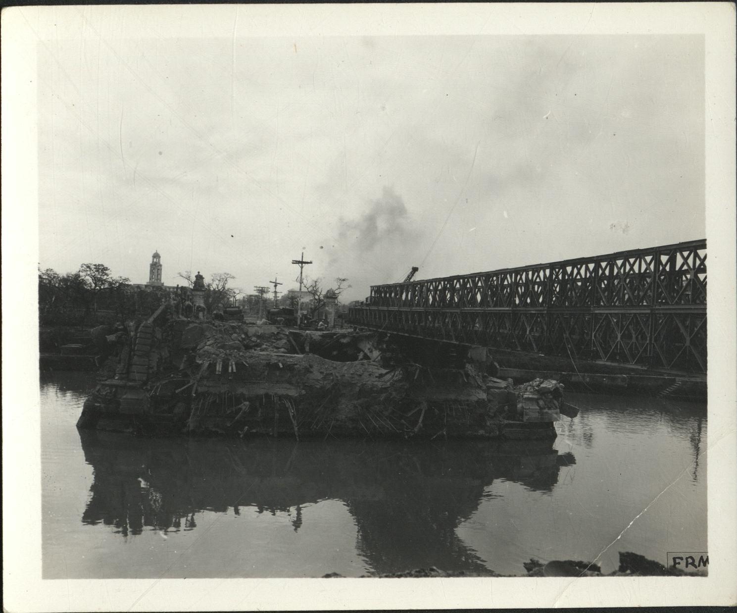 [Untitled – Destruction of Manila during liberation: Building the temporary Bailey bridge across Jones Bridge, February 1945].
