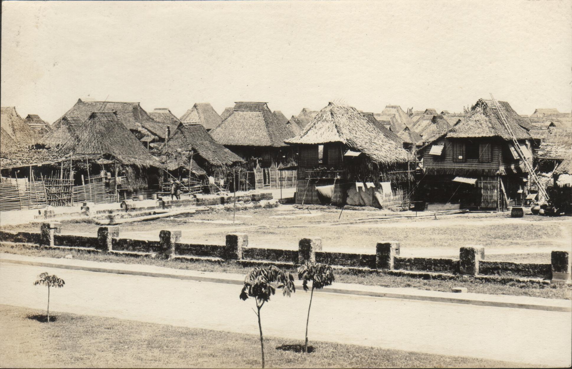 Panoramic view of nipa houses in Tondo, Manila, P. I. [right half].