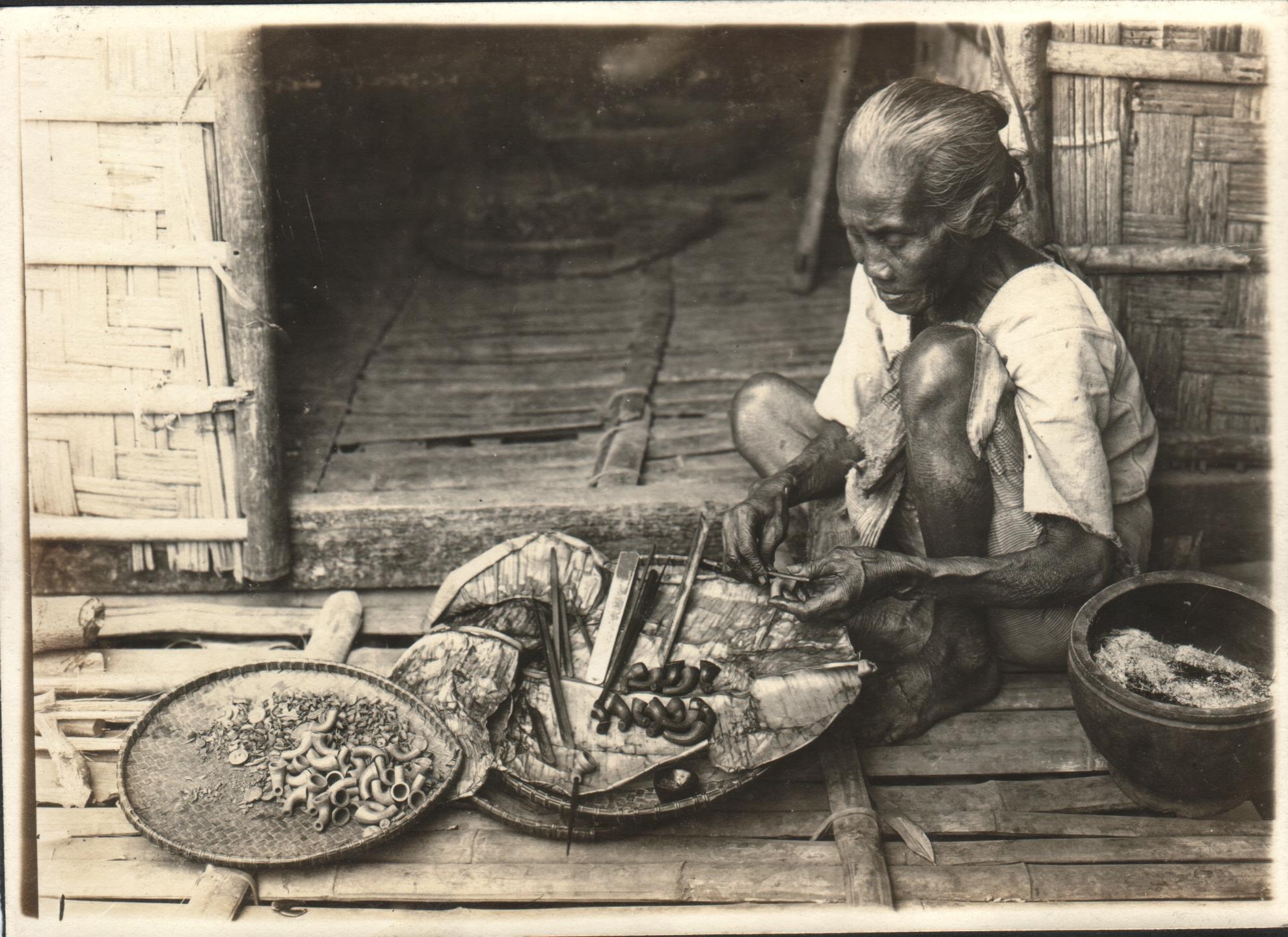 Woman pipe maker. San Nicolas, Ilocos Norte.