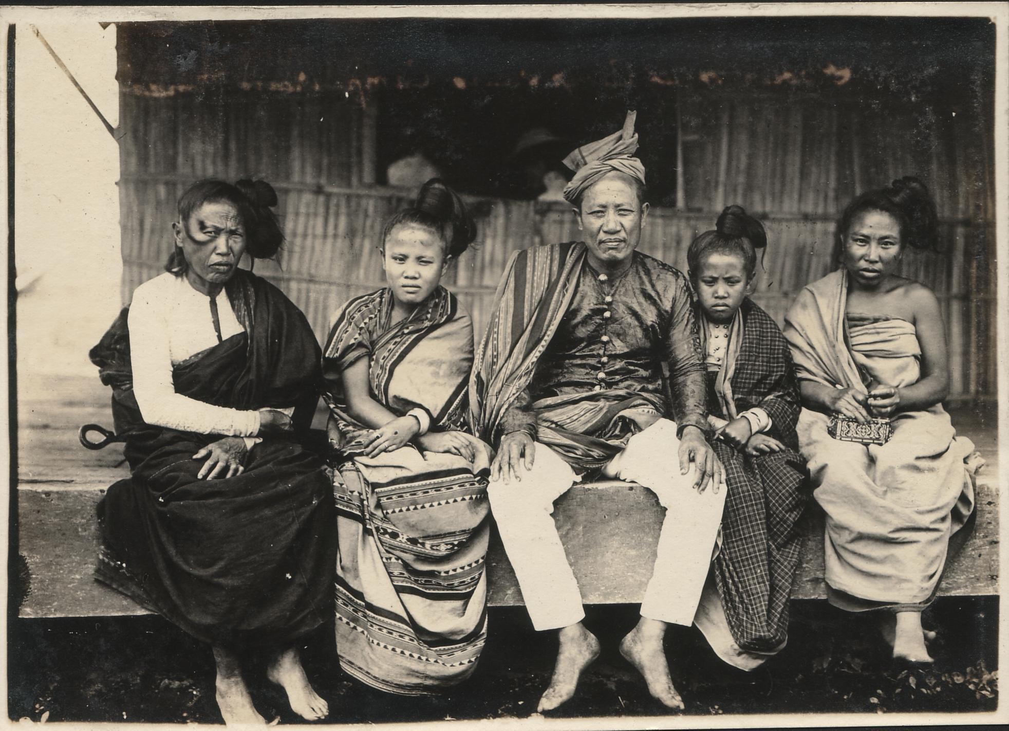 [Untitled – Indigenous family in Mindanao].