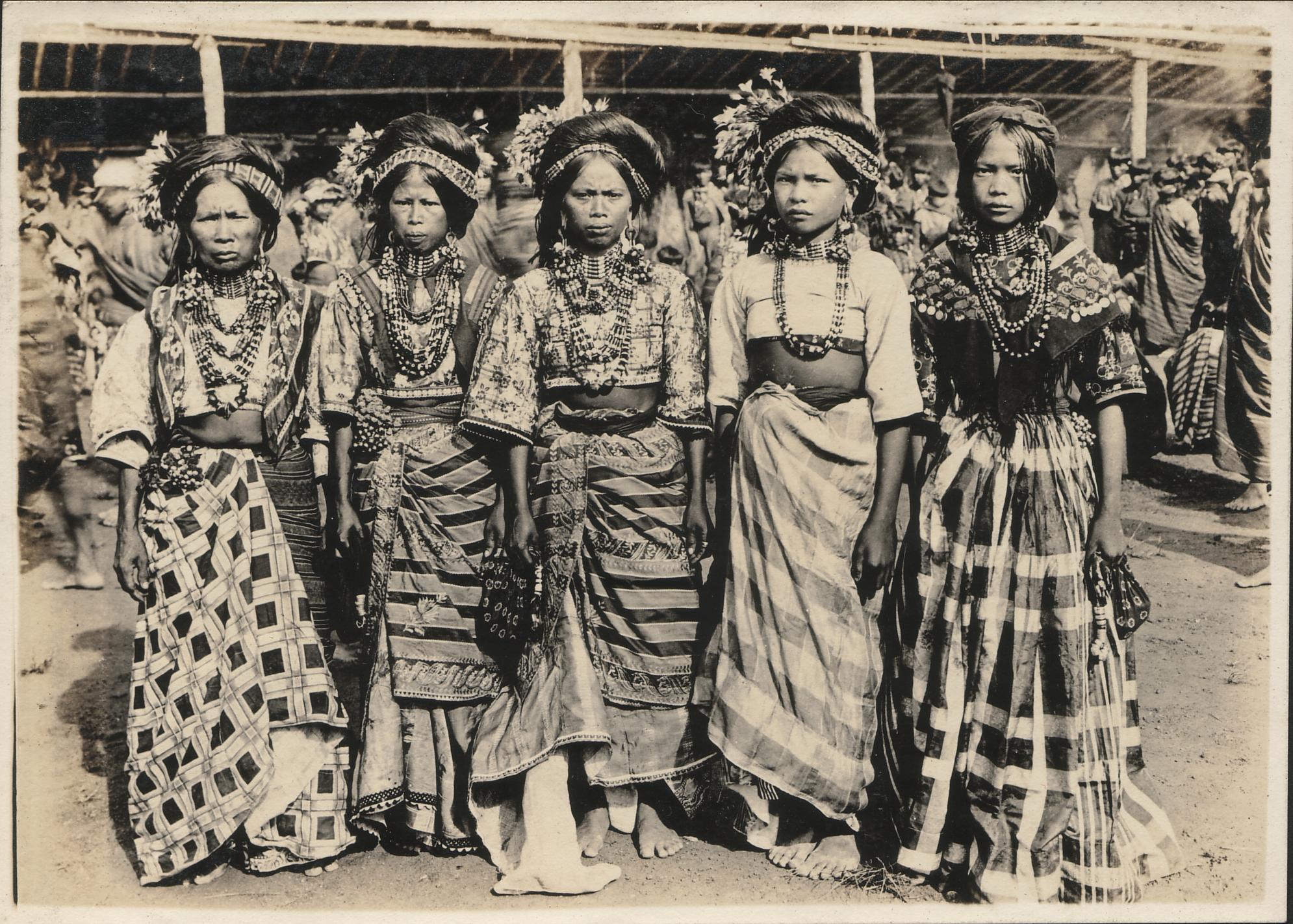 Kalinga women, Lubuagan, Kalinga.