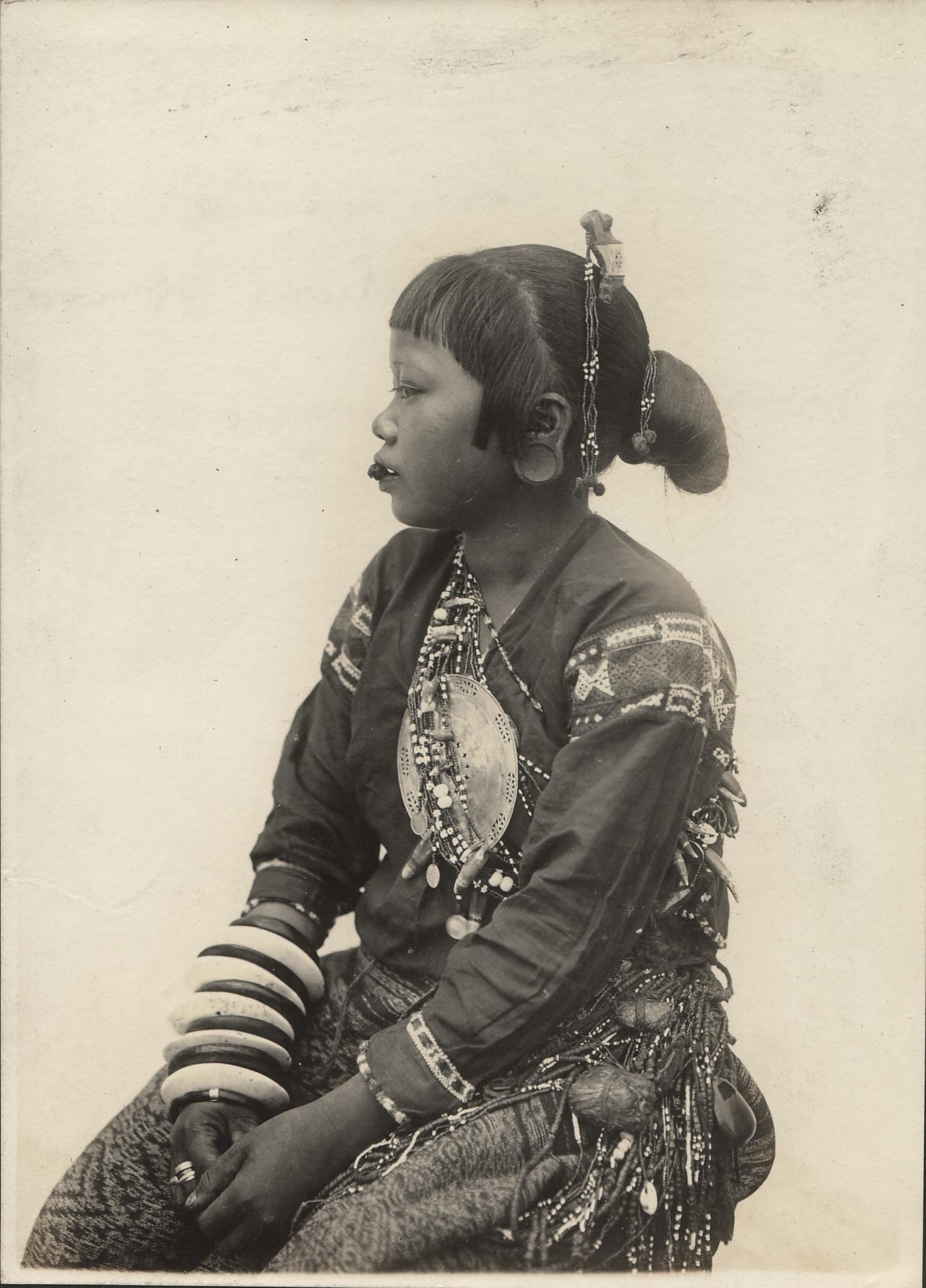 Mandaya – Manobo girl (Benita). Compostela, Upper Agusan River, Davao District, Moro Province.