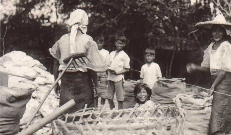 [Untitled – Filipino family, all smiles, at a market?].