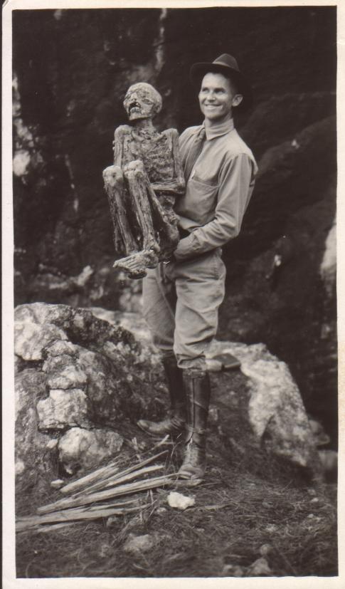 [Untitled – Man, possibly Leavitt W. Thurlow, holding an Ibalois mummified by smoke].