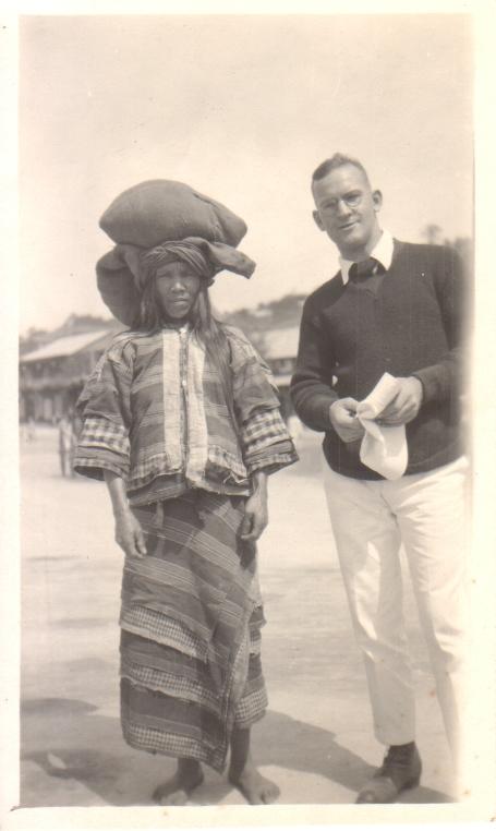 [Untitled – Man, possibly Leavitt W. Thurlow, posing with an Igorot woman].