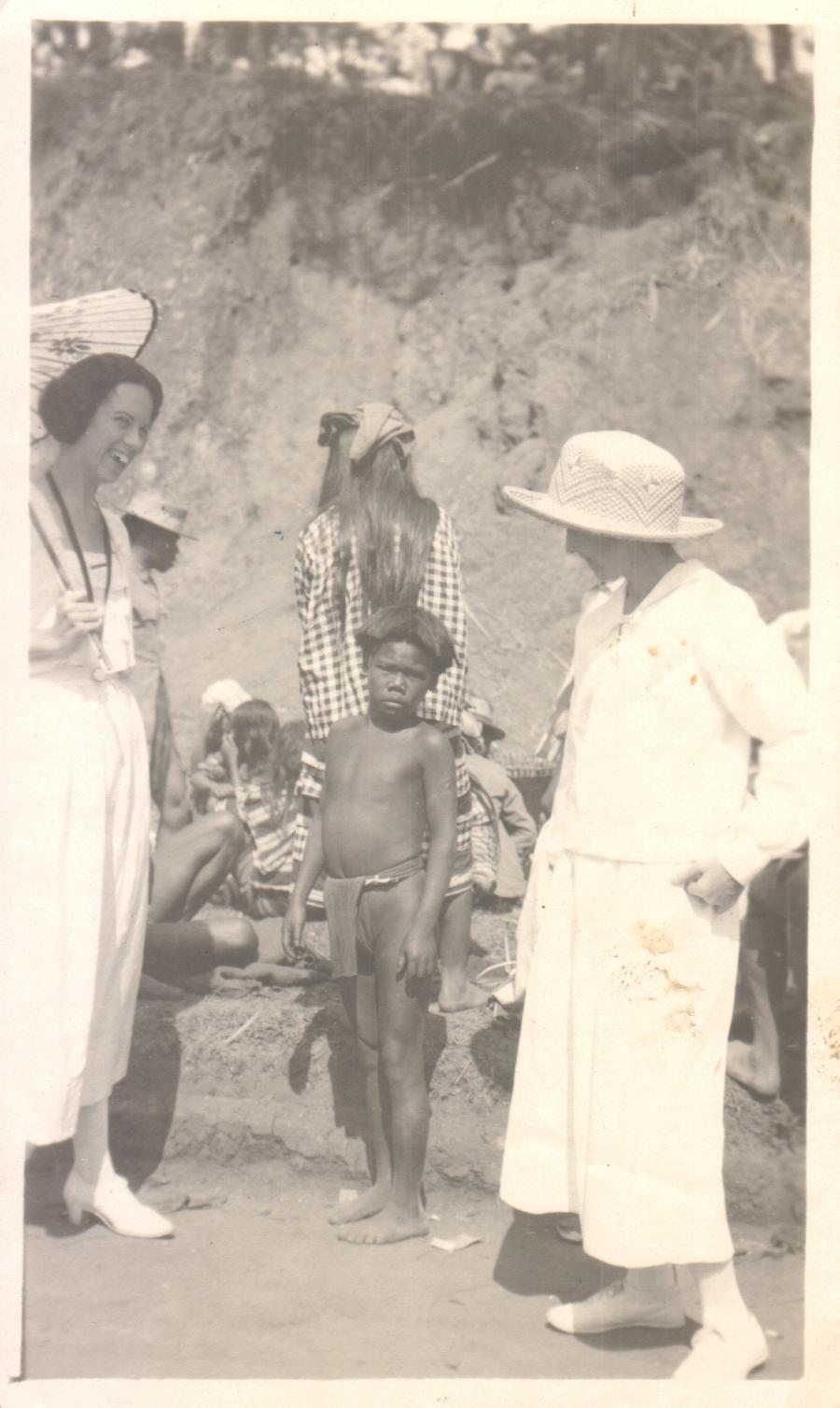 [Untitled – Women, possibly Julienne L. Fournier, pose with an Igorot boy].