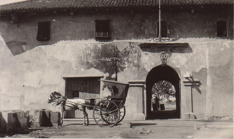 Fraucks [?] – Farewell picture. Lest we forget. [Same as “Old Spanish Gate, Manila, P. I.”].