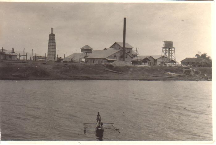 [Untitled – Sugar central on a river. Possibly San Isidro, Kabankalan, Negros Occidental?].