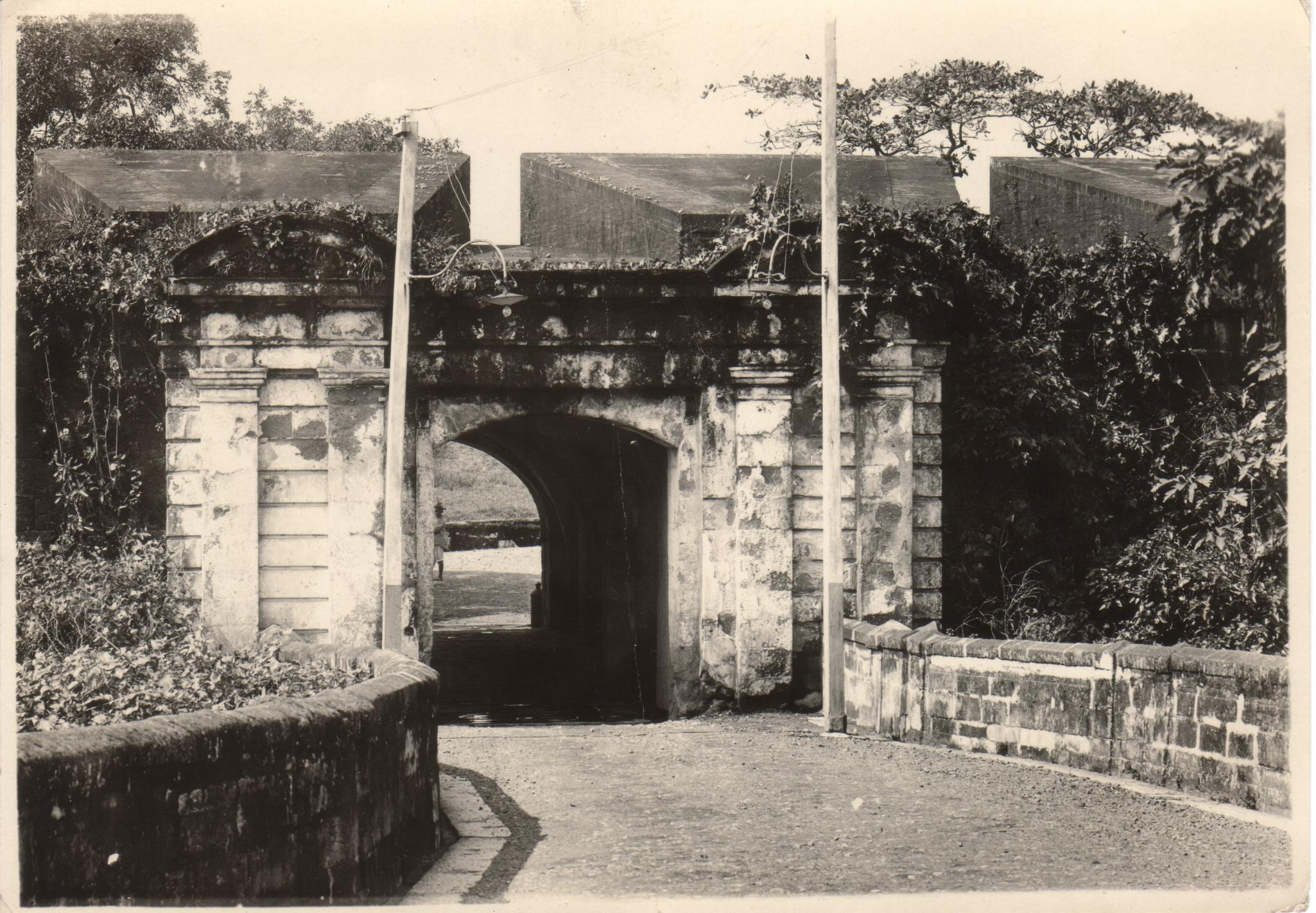 Entrance to aquarium, Manila [sic: Entry to Revellin de Real de Bagumbayan, Intramuros].
