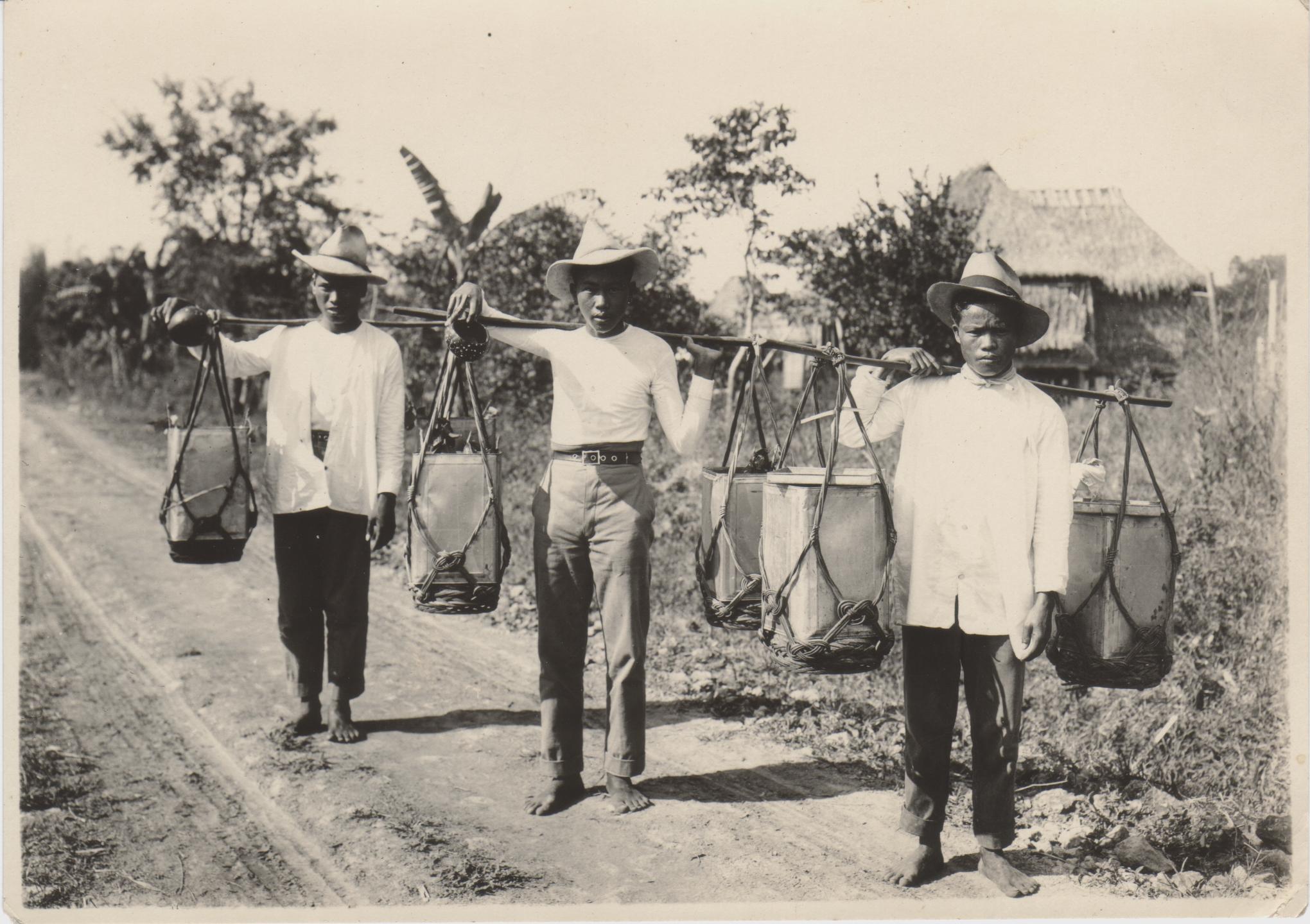 Native milk peddlers, Manila P. I. Also water carriers.