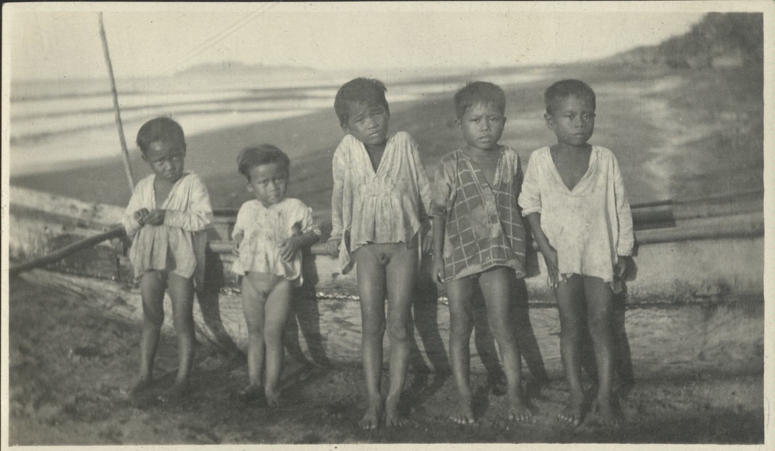 [Untitled – Group of Filipino children at the seashore].