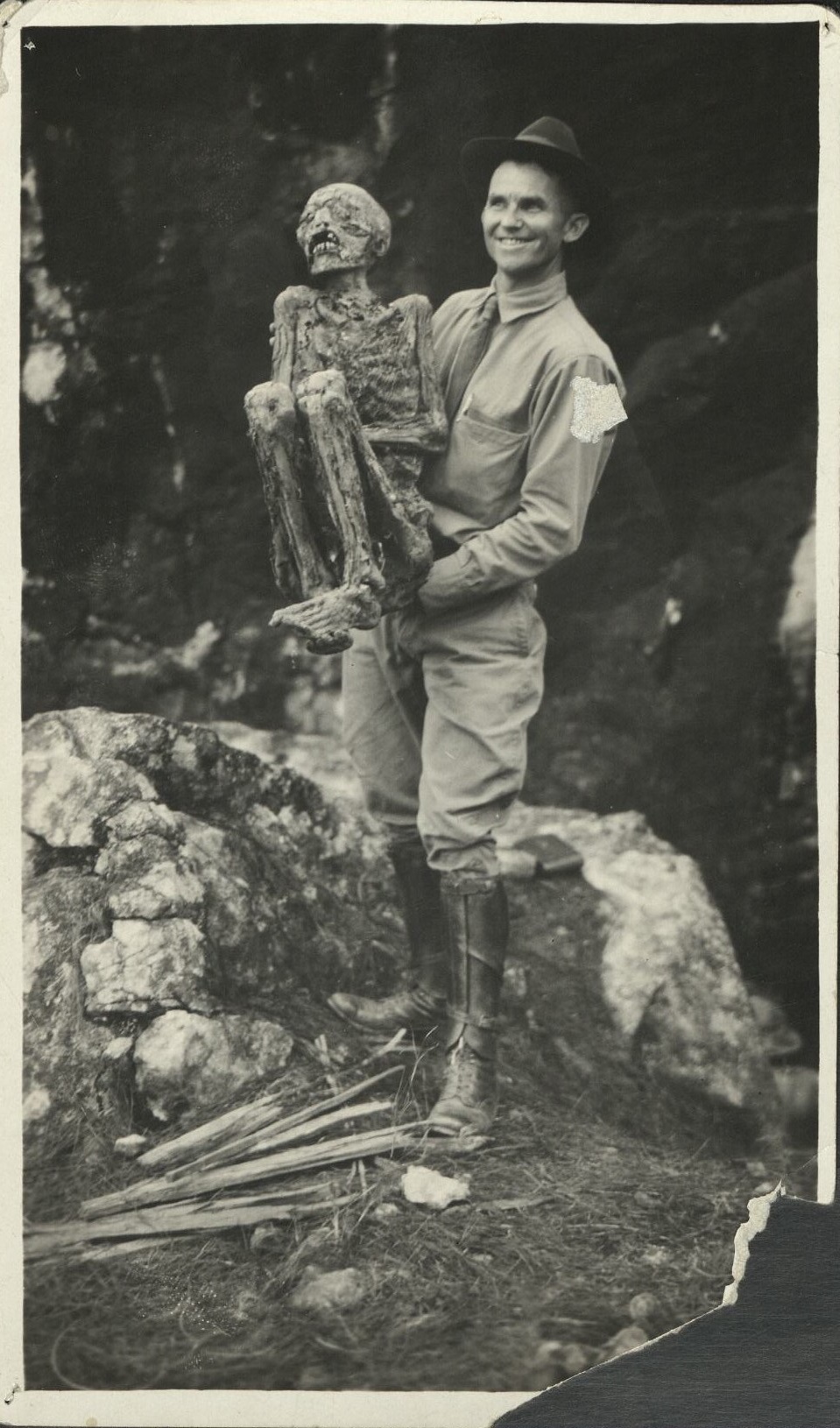 [Untitled – Man, possibly Leavitt W. Thurlow, holding an Ibalois mummified by smoke].