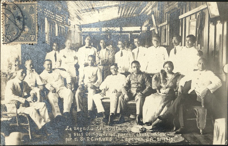 La llegada del Sultan de Jolo y sus compaï¿½eros, fueron obsequiados por el Sr. P. Chaves. Cagayan, Dec. 31, 1913. [The arrival of the Sultan of Jolo and his companions were presented by P. Chaves. Cagayan, Dec. 31, 1913.]