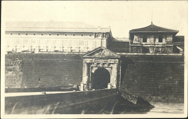 [Untitled ï¿½ Santa Lucia gate, Intramuros].