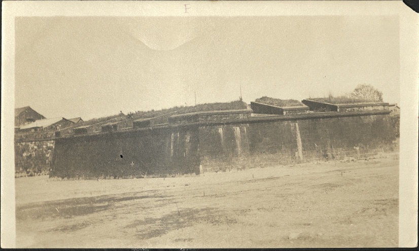 [Untitled ï¿½ Old fort, Manila – Intramuros?].