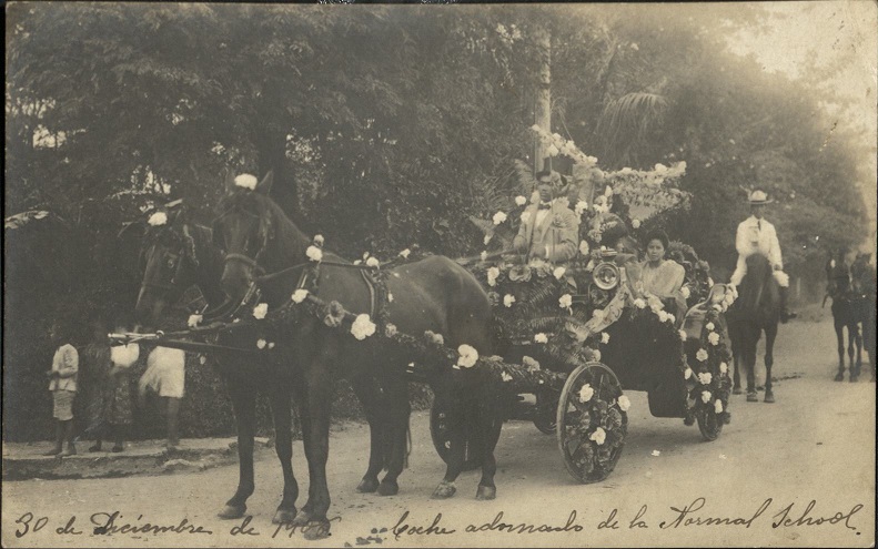 30 de Diciembre de 1908. Coche adornado [decorated coach] de la Normal School.