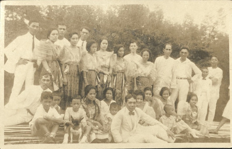 [Untitled ï¿½ Group photo outdoors].
