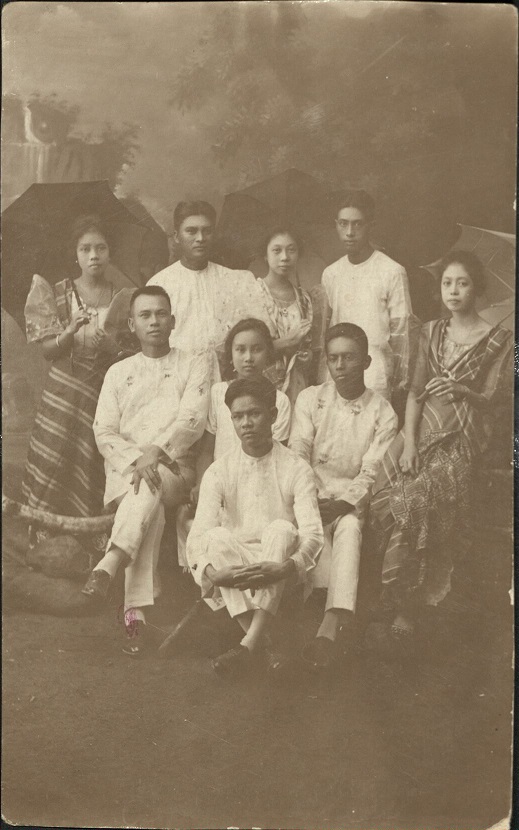 [Untitled ï¿½ Formal group portrait].