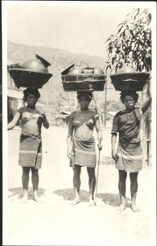 [Untitled ï¿½ Women with head baskets].