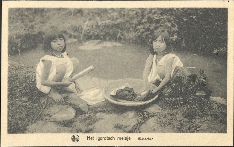 Het igoritsch meisje. Wasschen. [The Igorot girl. Washing].
