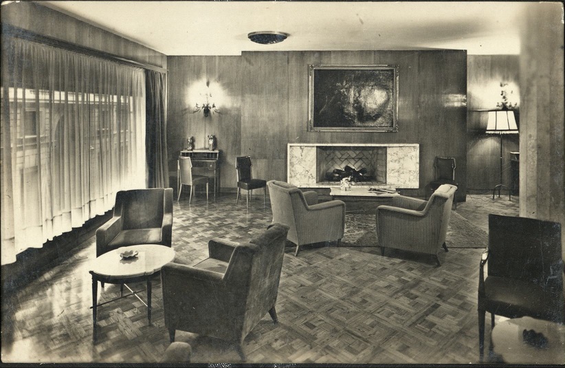 Manila Hotel � Upper Lounge.